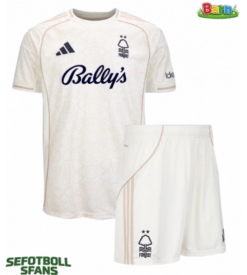 Nottingham Forest Bortaställ Barn 2025-26 Kortärmad (+ Korta byxor)